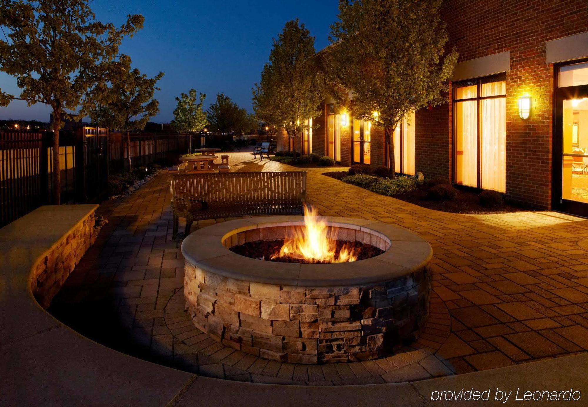 Courtyard Hamilton Hotel Exterior photo